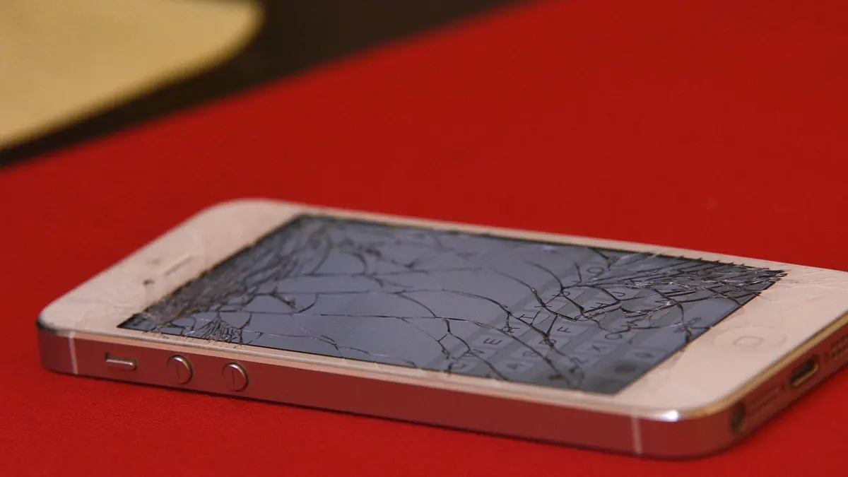 iPhone ekrano keitimas – nuimtas sudužęs ekranas ir atidarytas telefonas